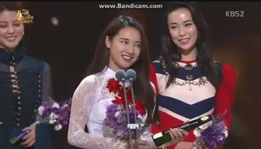 Lễ trao giải Seoul International Drama Awards 2016 được truyền hình trực tiếp trên đài KBS2, trong ảnh là giây phút Nhã Phương được vinh danh Ngôi sao châu Á
