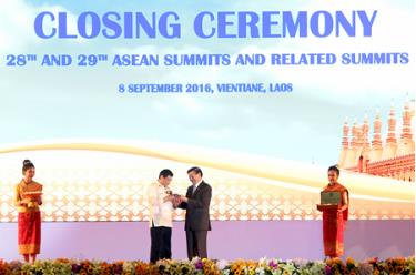 Kết thúc Hội nghị Cấp cao ASEAN, Thủ tướng Lào chuyển giao chức Chủ tịch ASEAN cho Philippines.