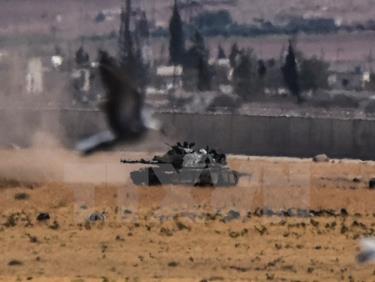 Xe tăng của quân đội Thổ Nhĩ Kỳ tham gia chiến dịch chống IS tại khu vực biên giới Syria-Thổ Nhĩ Kỳ ngày 4/9.