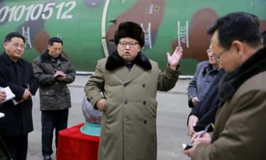 Nhà lãnh đạo Kim Jong-un thăm các chuyên gia hạt nhân Triều Tiên.