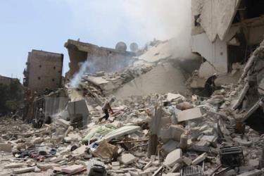 Nhân viên cứu hộ Syria tìm kiếm nạn nhân dưới những đống đổ nát sau vụ không kích tại Aleppo.