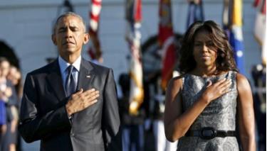 Tổng thống Obama và phu nhân dành 1 phút mặc niệm những nạn nhân vụ khủng bố 11/9 vào năm ngoái.