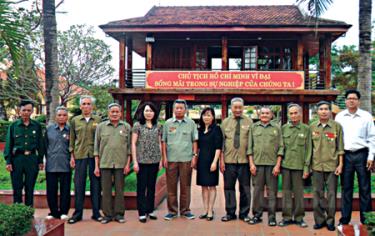 Cựu chiến binh các tỉnh khu vực Tây Bắc tới dâng hương, tham quan và chụp ảnh lưu niệm tại Khu tưởng niệm Chủ tịch Hồ Chí Minh thị xã Nghĩa Lộ.  (Ảnh: Nhật Thanh)