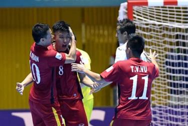 Đội tuyển Futsal Việt Nam giành chiến thắng lịch sử khi đánh bại đội tuyển Guatemala 4-2 ngay trong ngày ra quân bảng C.