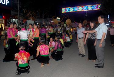 Phó Chủ tịch UBND tỉnh Dương Văn Tiến tham dự tổng duyệt màn Diễu diễn đường phố có chủ đề 