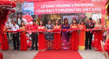 Lãnh đạo Prudential Việt Nam, Prudential Yên Bái và đại biểu cắt băng khai trương Văn phòng Tổng đại lý Bảo hiểm nhân thọ Prudential Yên Bái.
