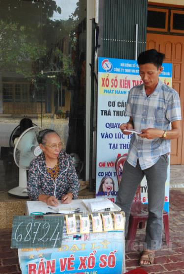 Cán bộ Văn phòng Xổ số Yên Bình, kiểm tra đại lý bán vé xổ số tại thị trấn Yên Bình.