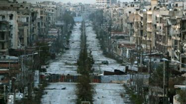 Theo Tổ chức theo dõi nhân quyền Syria (SOHR), kể từ khi bùng nổ xung đột tại Syria vào tháng 3/2011, hơn 300.000 người đã thiệt mạng tại quốc gia này - Ảnh: Một con đường bị tàn phá ở Aleppo.
