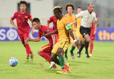 U16 Việt Nam (áo đỏ) chơi một trận tuyệt vời trước U16 Australia.