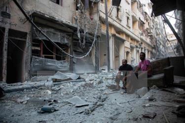 Cảnh đổ nát sau một cuộc không kích nhằm vào khu vực Karm al-Jabal do phiến quân kiểm soát tại Aleppo, Syria ngày 18/9.