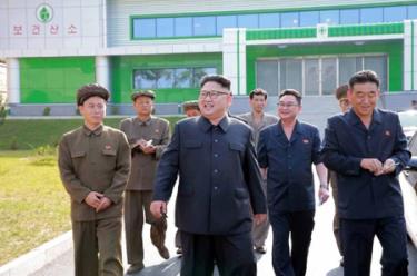 Lãnh đạo Triều Tiên Kim Jong Un (giữa) ở ngoại ô Bình Nhưỡng hôm 15-9.