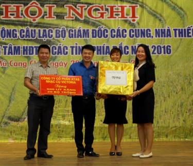 Tại Hội nghị, Câu lạc bộ Giám đốc các cung thiếu nhi, nhà thiếu nhi, trung tâm hoạt động thanh thiếu nhi các tỉnh phía Bắc tặng quà cho  thiếu nhi vượt khó huyện Mù Cang Chải.