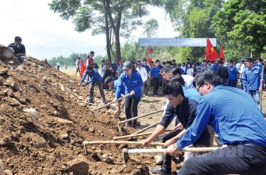 Đoàn viên, thanh niên huyện Văn Chấn hăng hái tham gia tình nguyện tại công trình kè Suối Thia. (Ảnh: Thanh Ba)