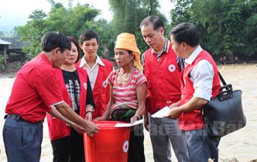 Hội Chữ thập đỏ huyện Văn Chấn phối hợp tặng quà cho hộ gia đình bị ảnh hưởng thiên tai tại xã Thạch Lương.
