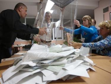 Nhân viên cơ quan bầu cử Nga kiểm phiếu tại Simferopol.