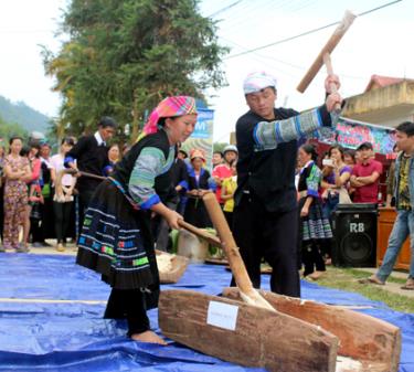 Thi giã bánh dày trong Phiên chợ vùng cao ở Mù Cang Chải.