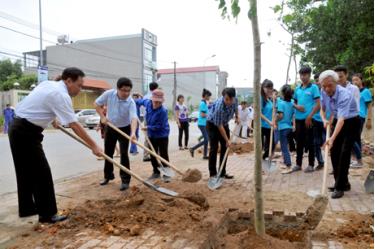 Phó Chủ tịch UBND tỉnh Nguyễn Văn Khánh cùng lãnh đạo các sở, ban, ngành tham gia trồng cây tại đường Ngô Minh Loan, phường Hợp Minh.