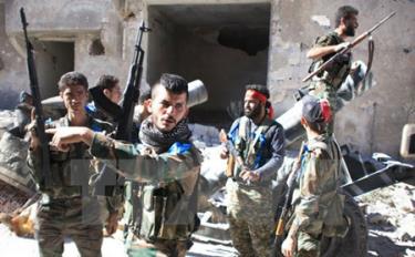 Các lực lượng Chính phủ Syria làm nhiệm vụ tại trại Handarat, Aleppo.