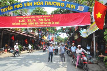 Các thành viên Tổ tự quản về trật tự an toàn giao thông khu vực chợ Mường Lò, phường Trung Tâm, thị xã Nghĩa Lộ nhắc nhở người dân không để xe dưới lòng đường.
