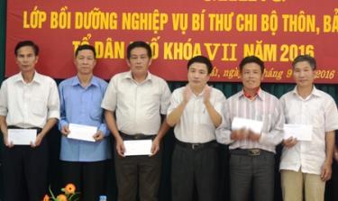 Lãnh đạo Ban Tổ chức Tỉnh ủy tặng quà các học viên hoàn thành xuất sắc chương trình học.