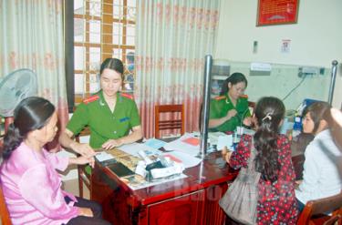 Nữ cán bộ, chiến sỹ Phòng Cảnh sát Quản lý hành chính về trật tự xã hội, Công an tỉnh cấp chứng minh nhân dân cho người dân.
