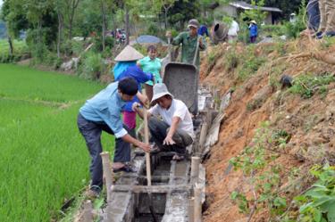 Nhân dân xã Sơn Lương tham gia thi công hệ thống kênh mương nội đồng.
