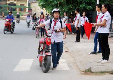 Học sinh Trường THCS Quang Trung thực hiện nghiêm luật an giao thông
