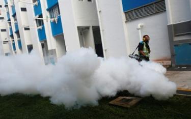 Nhân viên y tế Singapore phun thuốc phòng dịch Zika lây lan trong khu dân cư.