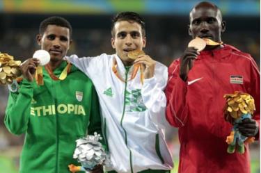 Từ trái sang: Tamiru Demisse (Algeria), Abdellatif Baka (Ethiopia) và Henry Kirwa (Kenya) trên bục nhận huy chương.