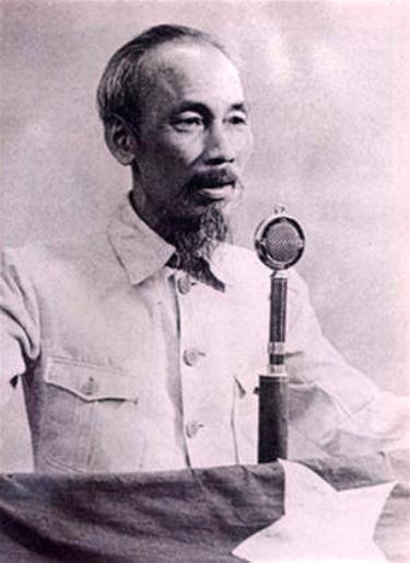 Đúng 2 giờ chiều ngày 2/9/1945, tại Quảng trường Ba Đình, Hà Nội, Chủ tịch Hồ Chí Minh trong bộ quần áo ka ki giản dị, với giọng vang trầm ấm áp, Người đã đọc Bản Tuyên ngôn khai sinh ra nước Việt Nam Dân chủ Cộng hoà.