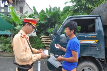 Lực lượng cảnh sát giao thông tỉnh Yên Bái tăng cường kiểm tra trên các tuyến đường trong dịp nghỉ lễ.
