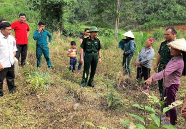 Đoàn công tác của Bộ CHQS tỉnh cùng cấp ủy, chính quyền, các ban, ngành huyện Văn Yên xác minh thông tin 2 phần mộ của liệt sĩ.               
