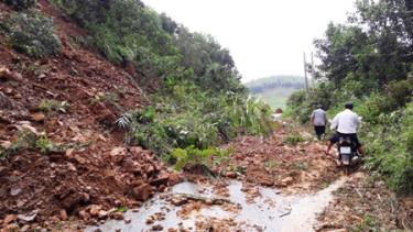 Mưa lớn khiến tỉnh lộ 166 qua Văn Yên bị sạt lở.