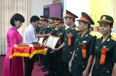 Lãnh đạo thành phố Yên Bái khen thưởng các tập thể  và cá nhân xuất sắc trong phong trào thi đua quyết thắng.