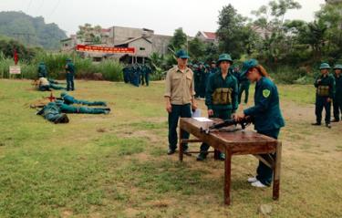 Thực hành kỹ thuật tháo lắp súng tiểu liên AK cho lực lượng dân quân xã Mậu Đông.