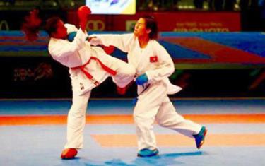 Nguyễn Thị Ngoan (găng xanh) tạo cột mốc lịch sử cho karatedo Việt Nam.