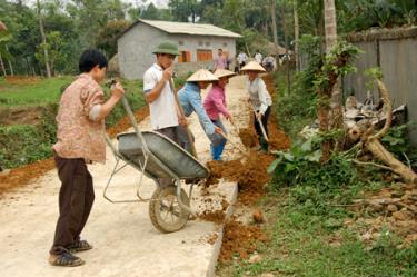 Người dân xã Khánh Thiện tham gia làm đường giao thông nông thôn, góp phần xây dựng nông thôn mới.
