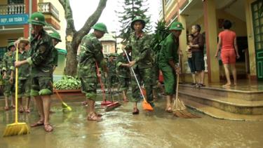 Lực lượng vũ trang cùng nhân dân thành phố Yên Bái khắc phục hậu quả bão lũ.