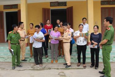 Công an huyện Văn Yên tuyên truyền về pháp luật giao thông tại xã An Thịnh.