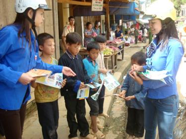 Phát tờ rơi tuyên truyền biện pháp bảo đảm an toàn giao thông cho các em học sinh huyện vùng cao Mù Cang Chải.