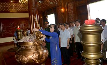 Đồng chí Phạm Thị Thanh Trà - Ủy viên Ban Chấp hành Trung ương Đảng, Bí thư Tỉnh ủy, Chủ tịch HĐND tỉnh dâng hương tại Khu tưởng niệm Hồ Chí Minh.