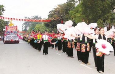 Biểu diễn đường phố tại Tuần Văn hoá - Du lịch Mường Lò năm 2016. (Ảnh: Xuân Đông)