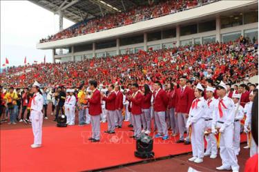 Các thành viên Đoàn thể thao Việt Nam tham dự chương trình trong sự cổ vũ, chào mừng của đông đảo người hâm mộ Thủ đô.