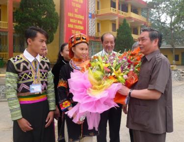 Việc đào tạo, bồi dưỡng học sinh người dân tộc thiểu số được tỉnh Yên Bái chú trọng (Trong ảnh: Nguyên Thường trực Ban Bí thư Lê Hồng Anh đến thăm và làm việc với Trường Phổ thông Dân tộc nội trú tỉnh Yên Bái).