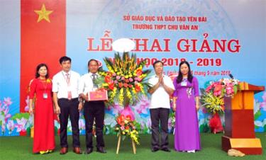 Thay mặt các đồng chí lãnh đạo tỉnh, lãnh đạo Sở Nội vụ tặng hoa chúc mừng thầy và trò Trường THPT Chu Văn An nhân dịp khai giảng năm học mới. 
