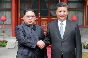 Nhà lãnh đạo Triều Tiên Kim Jong-un bắt tay Chủ tịch Trung Quốc Tập Cận Bình trong chuyến thăm Bắc Kinh ngày 27/3/2018. (Ảnh: AFP)