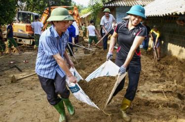 Chung tay khắc phục hậu quả mưa lũ, bảo đảm các điều kiện vào năm học mới ở xã Sơn Lương, huyện Văn Chấn.