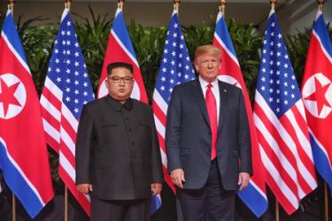 Nhà lãnh đạo Triều Tiên Kim Jong-un (trái) và Tổng thống Mỹ D.Trump
tại Hội nghị thượng đỉnh ở Singapore, tháng 6/2018.