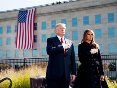 Tổng thống Mỹ Donald Trump cùng phu nhân Melania Trump tưởng niệm các nạn nhân vô tội.