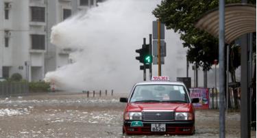 Bão Mangkhut đổ bộ Hong Kong khiến 362 người dân phải nhập viện.